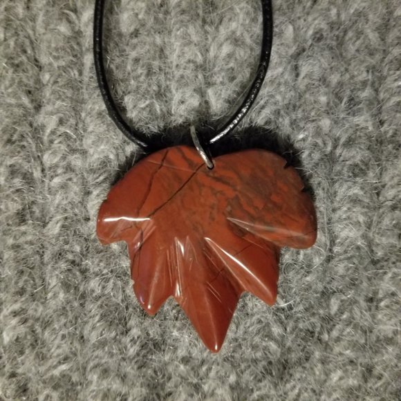 Red jasper gemstone maple leaf pendant, NWOT, artisan, unisex - Picture 3 of 4